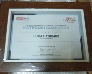 Gubernur Lukas Enembe Terima Penghargaan “Beritasatu Public Leader Awards”