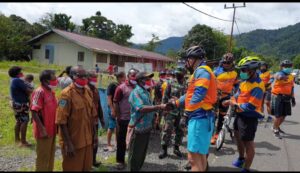Sambil Fun Bike, Perwira KODIM 1801/ Manokwari Bagikan Masker