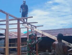 Babinsa Yapen Selatan Bantu Bangun Rumah Warga Binaan