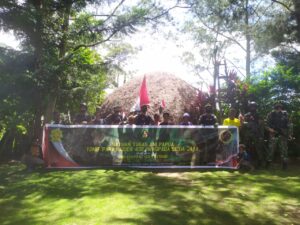 Satgas 432/Kostrad Pos Bolakme Berbagi Sembako di Honai Adat Papua