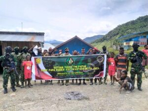 Satgas TNI Berbagi Sembako dan Pakaian Anak – Anak di Karubaga