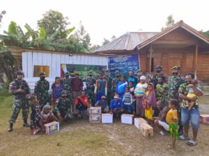 Satgas TNI Berbagi Kasih Bersama Masyarakat Kampung Saralema