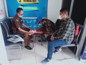 Polres Sarmi Serahkan Tersangka Korupsi Pembangunan Jalan ke Kejari Jayapura