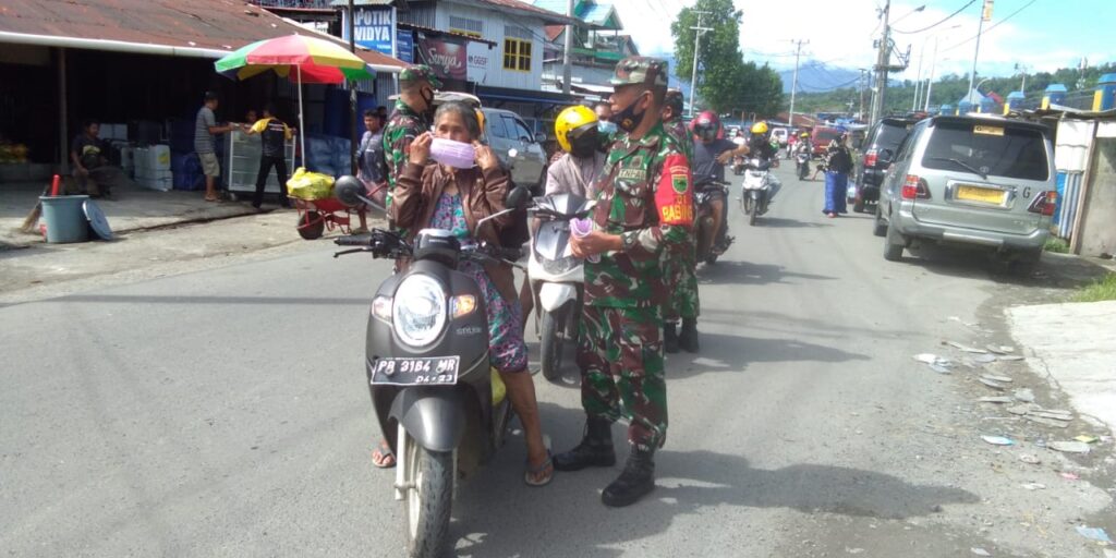 Babinsa Manokwari Terus Menghimbau Masyarakat Patuhi Prokes