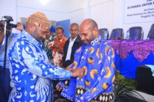 Dukung Pelayanan Pendeta GIDI, Bupati RHP Serahkan Baju Batik Gratis