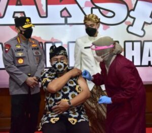 Kapolri Didampingi Wali Kota Solo Tinjau Vaksinasi Dosen dan Pemuka Lintas Agama