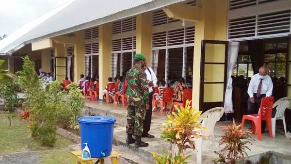 Babinsa Biak Kota Laksanakan Pengamanan di Gereja Wilayah Binaan 14 Babinsa Biak Kota Amankan Ibaah Paskah