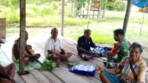 Cegah Malaria, Babinsa Bagikan Kelambu ke Tokoh Adat Kemtuk
