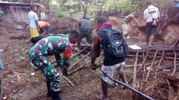 Jalin Keakraban, Babinsa Kurulu Buat Honai Adat