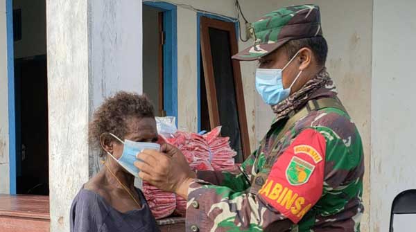 Babinsa Tanah Merah Berbagi Masker dan Pakaian Layak Pakai
