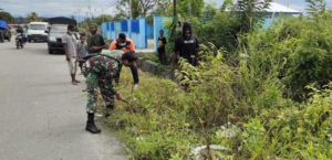 Wujudkan Keindahan, Babinsa Timika Ajak Warga Bersihkan Jalan