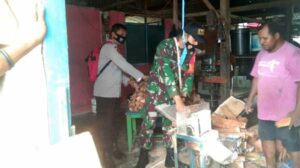 Lestarikan Pangan Lokal, Babinsa Yapsel Bantu Warga Olah Sagu