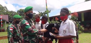 Tulus Bantu Warga, Satgas TNI Bagikan Tas Sekolah dan Alat Tulis