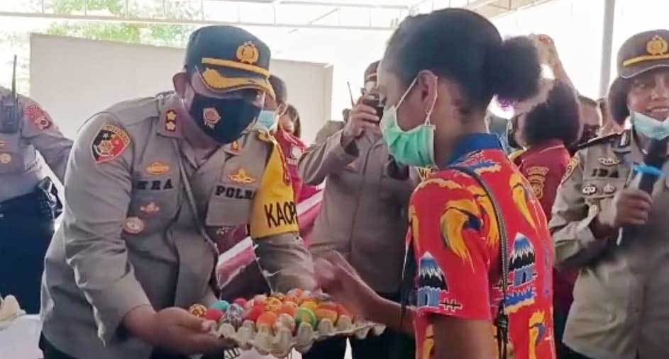 Kapolres MimikaBagi2 Telur2