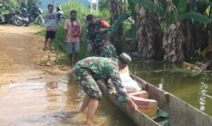 Terobos Banjir, TNI Salurkan Bantuan di Kampung Mamberamo