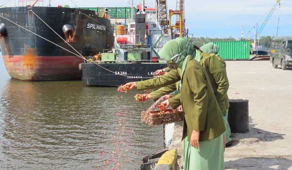 Persit Kodim Mimika Tabur Bunga