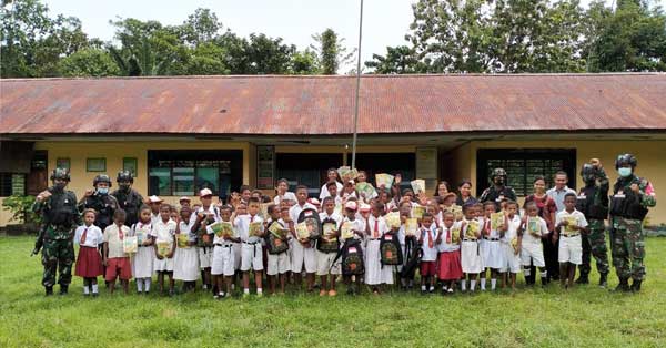 Satgas TNI Bagi2 buku Tas p Wembi