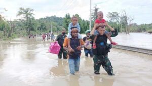 Wujud Kepedulian, Satgas TNI Bantu Korban Banjir di Papua