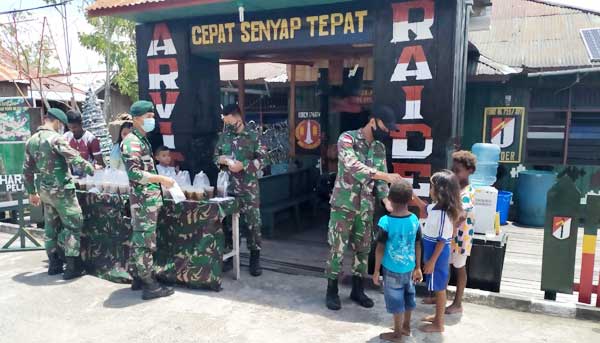 Masih Dalam Nuansa Paskah, Satgas TNI Berbagi Kasih di Agats
