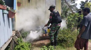 Cegah Wabah Penyakit, Satgas TNI Fogging Kampung Yowong