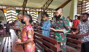 Satgas TNI Bagi-bagi Alkitab di Gereja Perbatasan RI – PNG