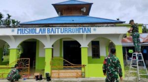 Peduli Sesama, Satgas TNI Bantu Renovasi Musholla di Bulan Ramadhan