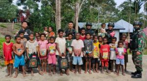 Jalan Kaki Hingga Sebrangi Sungai Demi Pendidikan Anak-anak di Batas Negara