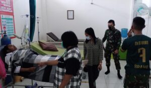 Warga Digigit Ular, Satgas TNI Beri Pertolongan Pertama