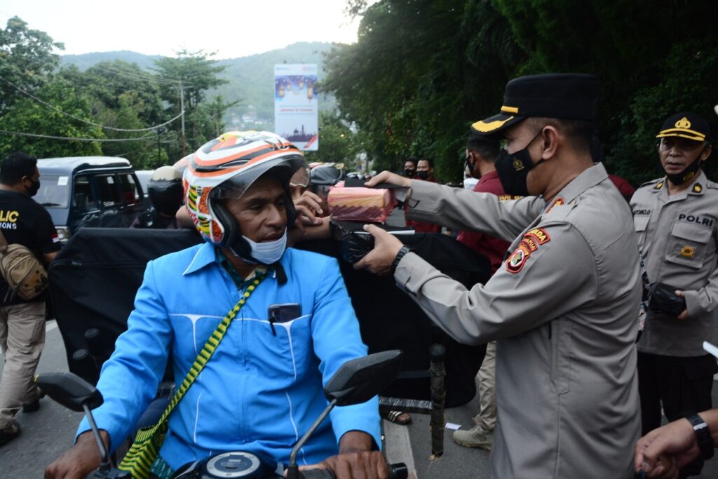 Bid Humas Polda Papua – Insan Pers Bagikan Takjil dan Masker