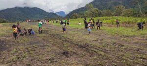 Satgas Pamrahwan Bersama Masyarakat Gotong Royong Bersihkan Bandara Jila