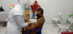 Polisi Kawal Kegiatan Vaksinasi di Puskesmas Sarmi