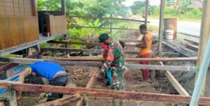 Peduli Rakyat, Babinsa Mapurujaya Bantu Rehab Rumah Warga