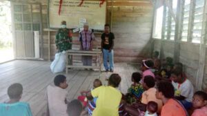 Wujud Kepedulian, Babinsa Napan Bagikan Pakaian kepada Masyarakat
