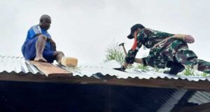 TNI Membangun, Babinsa Yapsel Bantu Renovasi Balai Kampung