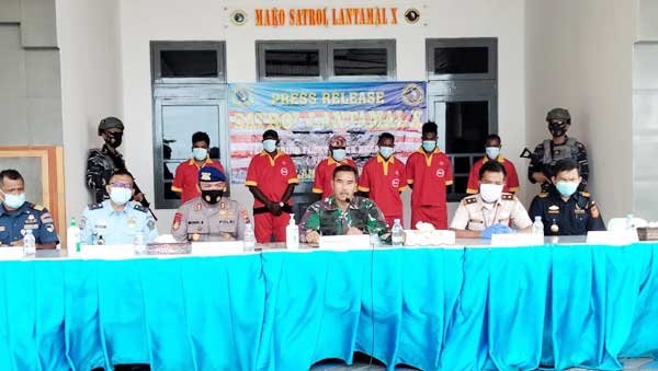 Lantamal X Jayapura Gagalkan Penyelundupan 3 Anjing Ras Husky, 4 Orang Diamankan 18 Danlantamal V JPR Konpers selundup anjing Husky