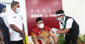 Gubernur Maluku Terima Suntikan Vaksin Covid-19 Tahap II