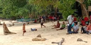 Ibadah Pantai Warnai Perayaan Pentakosta ke 2 Jemaat Pniel Opiaref