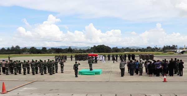 Pangdam Cenderawasih Pimpin Penghormatan Terakhir Pelepasan Jenazah Alm. Wagub Papua