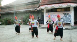 Satgas TNI Meriahkan Hari Tari Dunia di Kampus ISBI Papua