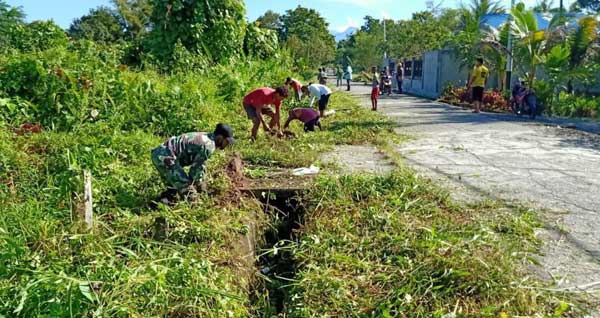 Babinsa Kuala Kencana Bersihkan Parit
