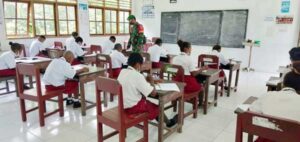 TNI Peduli, Babinsa Bantu Awasi Ujian Siswa-Siswi SDN Inpres Waenami
