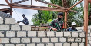 Tingkatkan Ekonomi, TNI di Yawa Bantu Warga Bangun Tempat Usaha