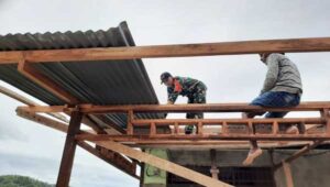 Ringankan Beban Warga, Babinsa Yapsel Bantu Perbaiki Rumah