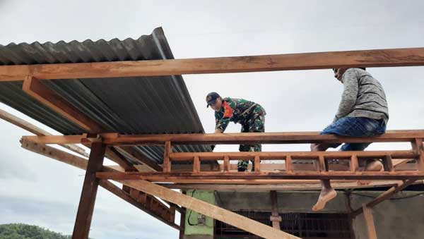 Ringankan Beban Warga, Babinsa Yapsel Bantu Perbaiki Rumah