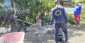 Personel TNI di Yapen Terjun Langsung Bantu Bangun Drainase