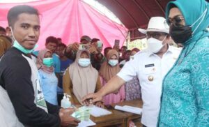 Kunjungi Pengungsi Gempa Tehoru, Gubernur Murad dan istri Serahkan Bantuan
