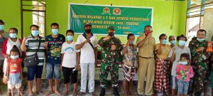 Kodim Fakfak Bagi Sembako Kepada Masyarakat Terdampak COVID-19