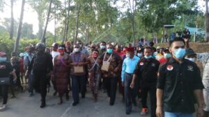 Tiba di Bintuni, Bupati dan Wabup Disambut Ribuan Massa