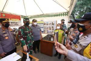 Kapolri Wajibkan Bhabinkamtibmas Kantongi Buku Pedoman Manajemen Kontijensi Klaster Covid-19