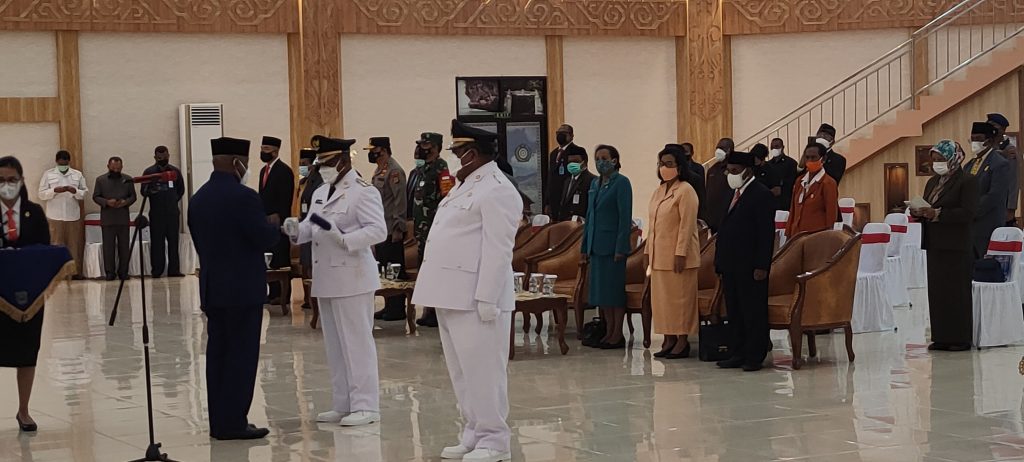 Dilantik Gubernur, Piet – Matret Resmi Lanjutkan Periode Kedua